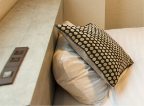 ベッドボードにコンセント完備