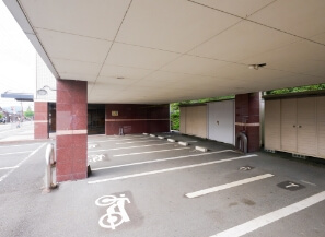 屋根付きの⾃転⾞・バイク専⽤駐⾞場